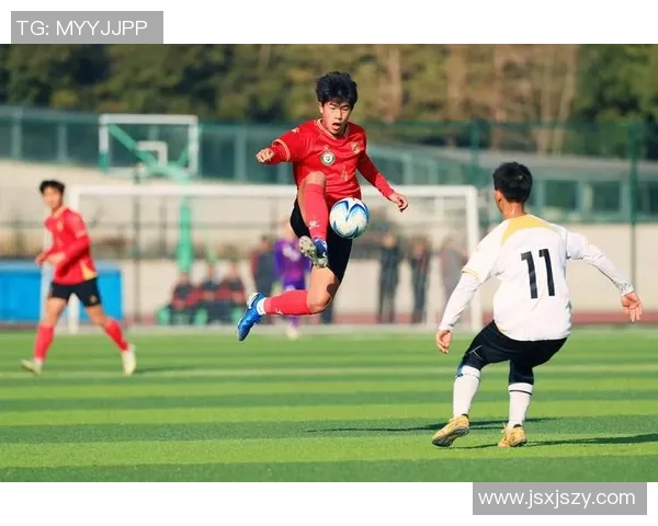 足球巨星携子共赴绿茵场展现父子情深与运动魅力