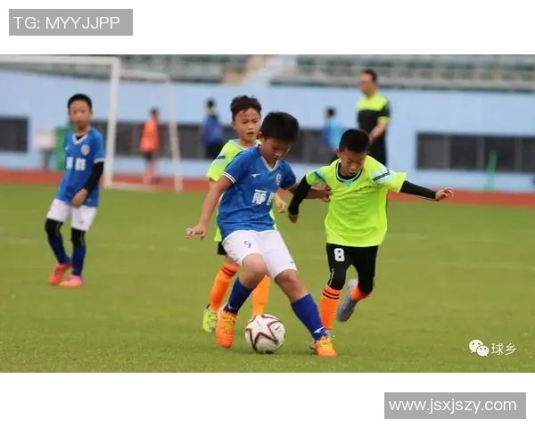 足球明星与小孩共同庆祝的温馨瞬间展现了足球的魅力与快乐